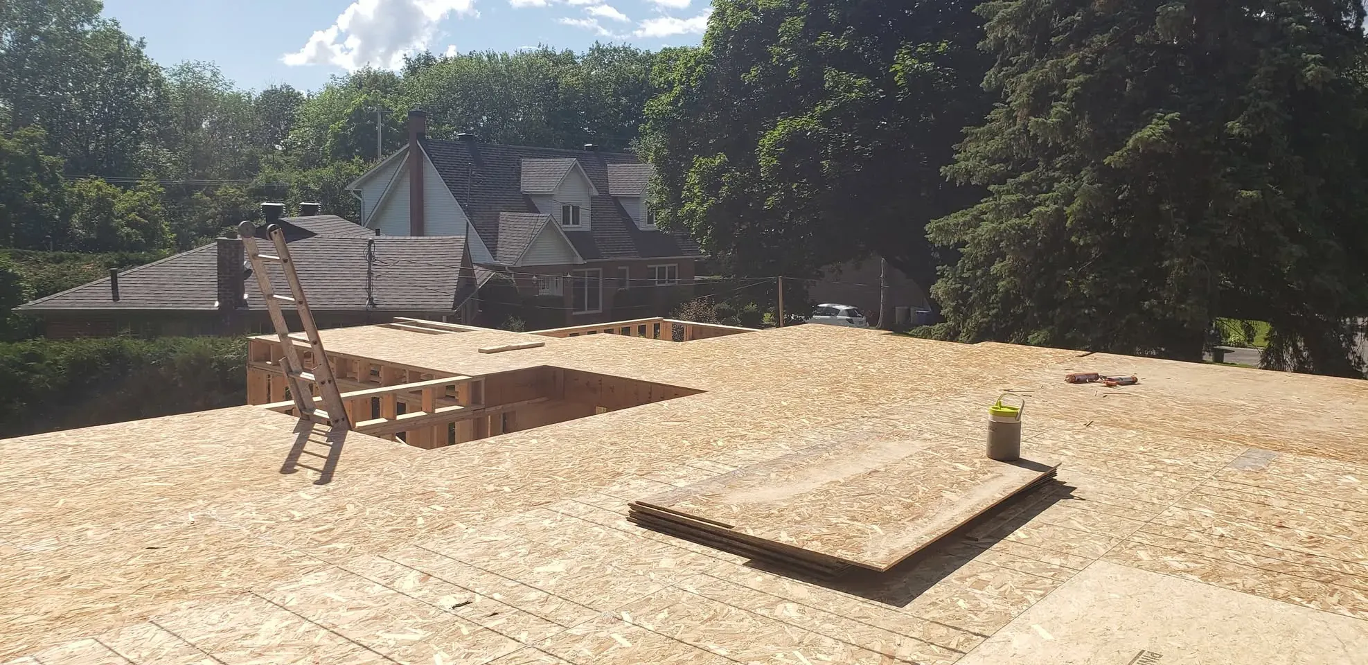 Plancher d'étage en panneaux de copeaux orientés posé sur son solivage, vu depuis le dessus du chantier